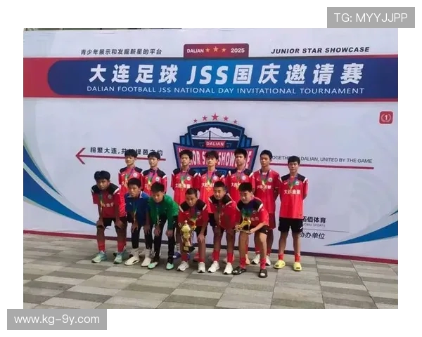 中国足球小将挑战加泰豪门 展现青春风采与国际赛场对决